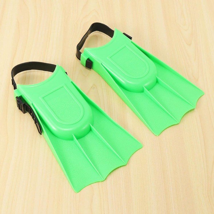 Green streamlined adjustable children's diving fins