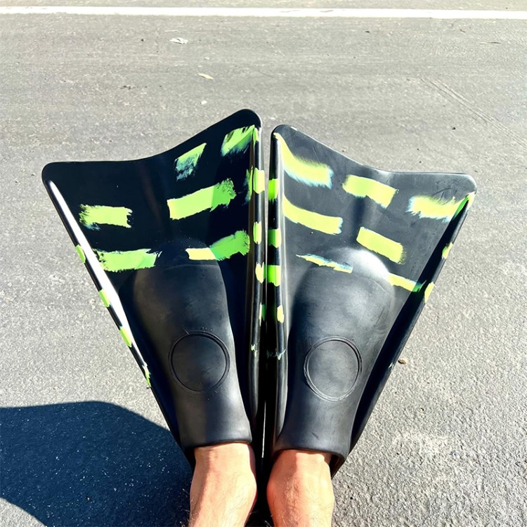 Short blade hydrodynamic children's diving fins